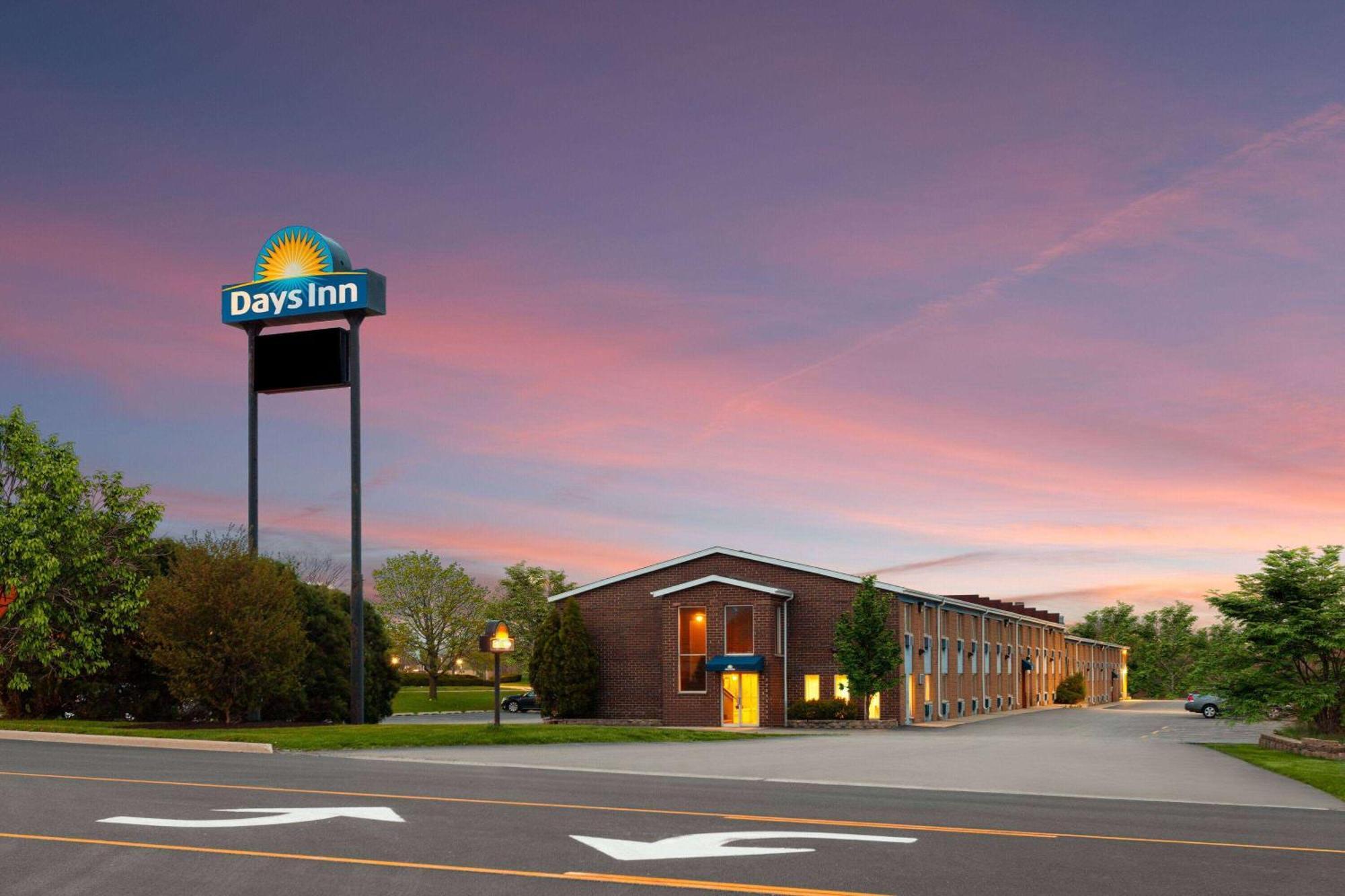 Days Inn By Wyndham Rockford I-90 Casino District Buitenkant foto